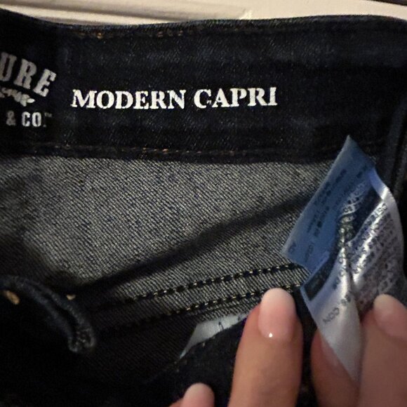 Levi's signature Denim Modern Capri roll-cuff dark wash jeans.  Women's size 18W - Picture 4 of 8